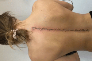 tatuagem nas costas feminina