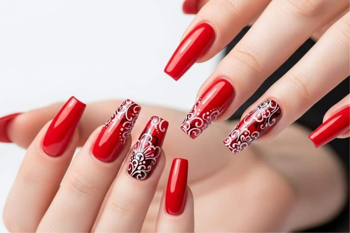Unhas vermelhas decoradas